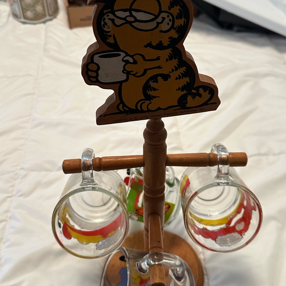 🐕 Garfield Wooden Mug Tree with Character Top and McDonald’s Mugs - Picture 3 of 16